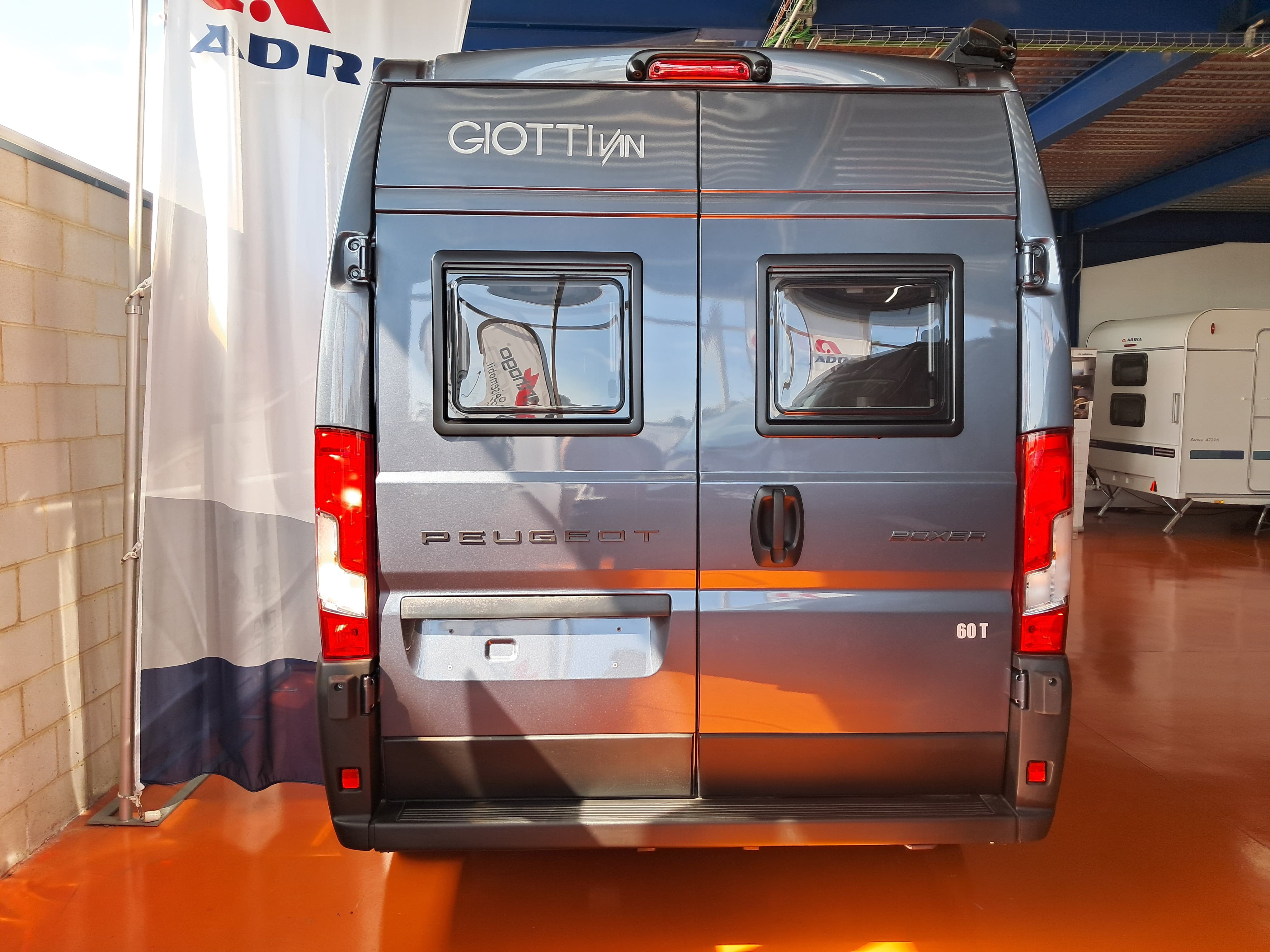 GIOTTILINE GIOTTIVAN 60T 140 PREMIERE EDITION PRIVILEGE GRIGIO FERRO METAL PEUGEOT BOXER 2025 5 GIOTTILINE GIOTTIVAN 60T 140 PREMIERE EDITION PRIVILEGE GRIGIO FERRO METAL PEUGEOT BOXER 2025 5