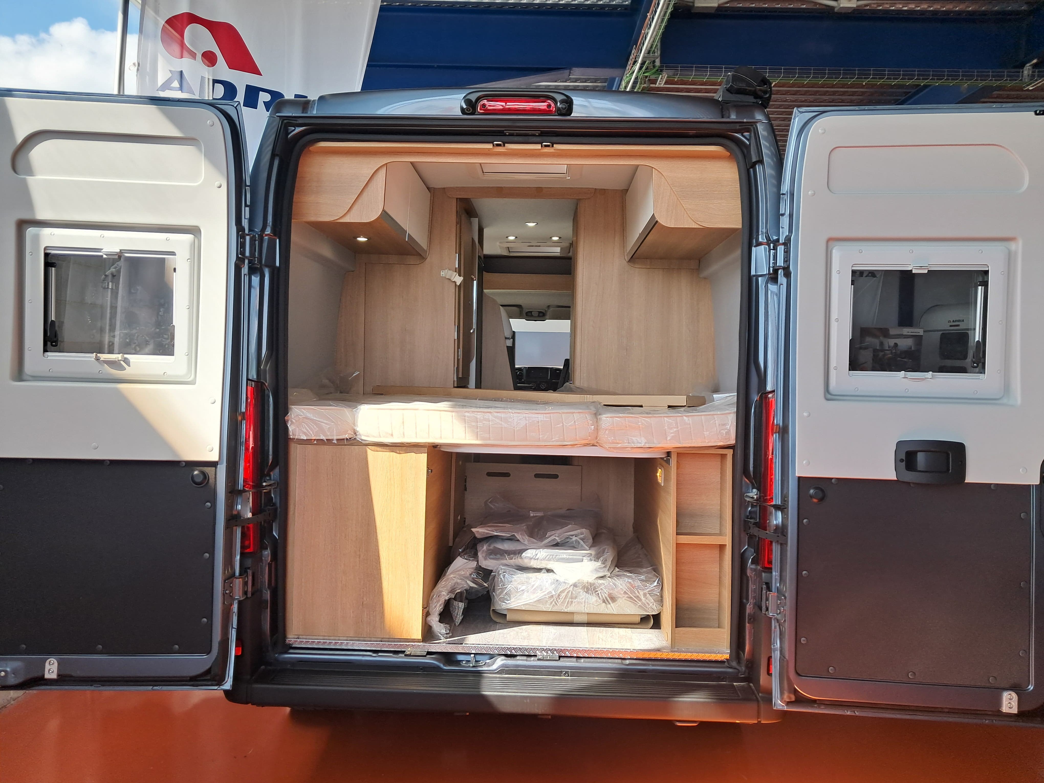 GIOTTILINE GIOTTIVAN 60T 140 PREMIERE EDITION PRIVILEGE GRIGIO FERRO METAL PEUGEOT BOXER 2025 9 GIOTTILINE GIOTTIVAN 60T 140 PREMIERE EDITION PRIVILEGE GRIGIO FERRO METAL PEUGEOT BOXER 2025 9